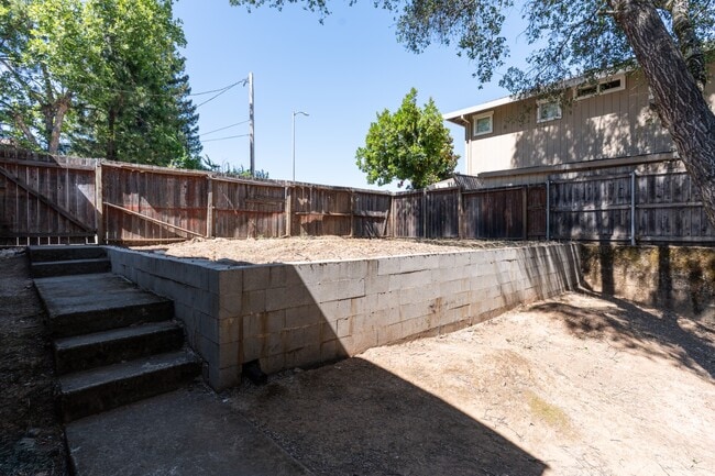 Building Photo - 300 IOLI Ranch Cir