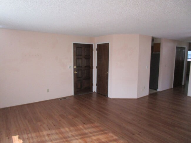 Building Photo - 3 Bedroom, 2 Bathroom Home near Middle Sch...