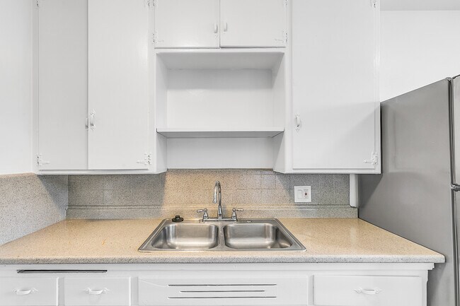 Building Photo - 1805 W 80th St