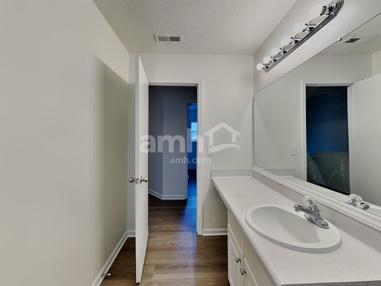 Building Photo - 6025 Namozine Ct