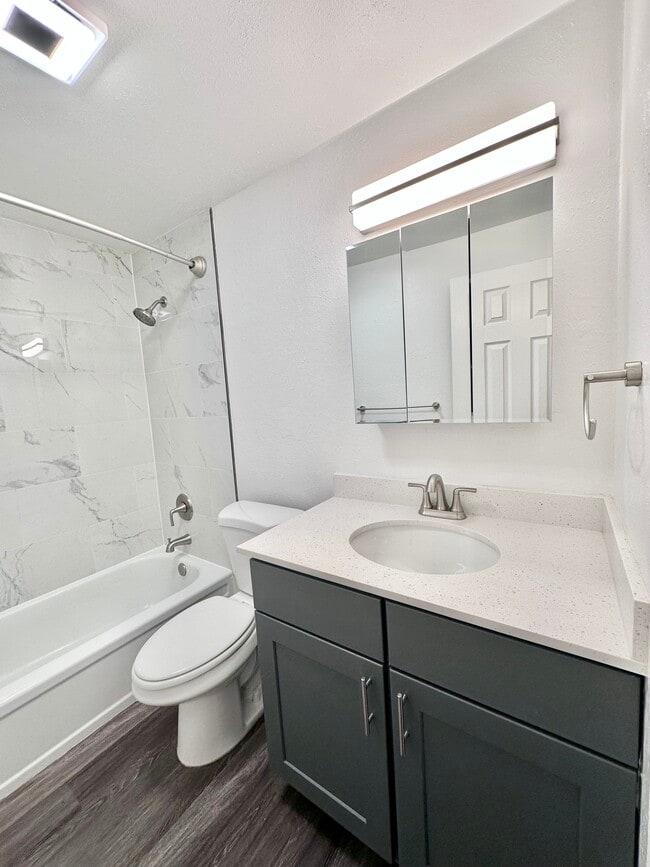 Bright Contemporary bathroom - Lamar Station