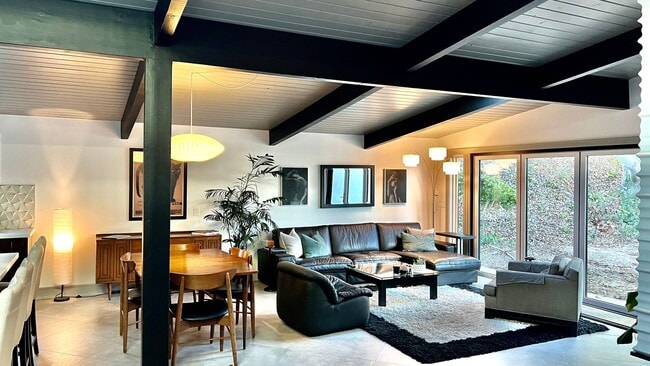 Building Photo - Luxurious Modern Living in the Heart of San Diego with Solar!