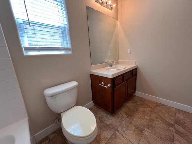 Building Photo - $2,350 Fowler & Shields, 3 Bedrooms - E Co...