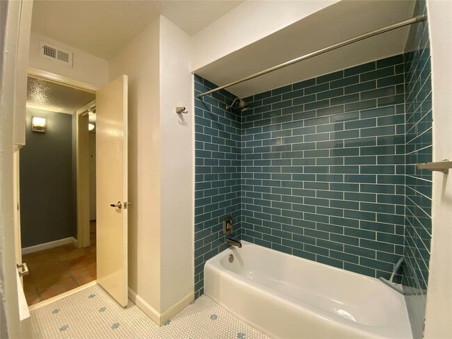 Building Photo - 8211 Katy Fwy