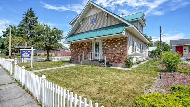 Building Photo - 2-bedroom/1 bathroom, parking included