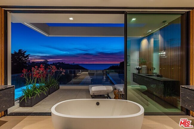 Building Photo - 6889 Dume Dr
