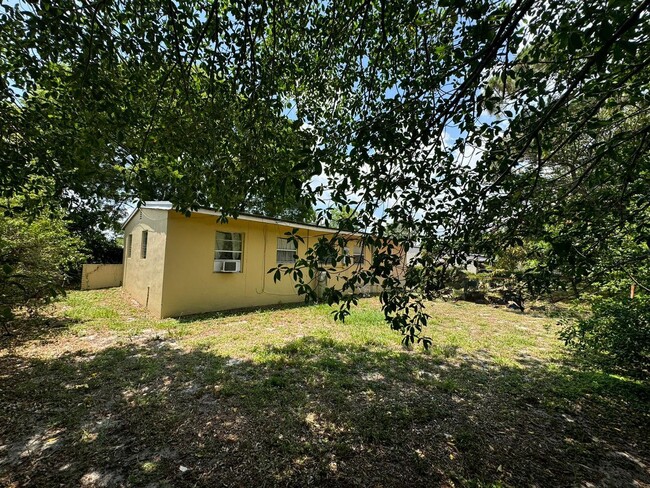 Building Photo - Nice 2-1 house with a carport and backyard