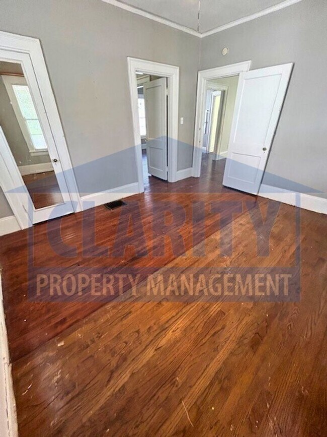 Building Photo - Two bedroom home in historic downtown Clev...