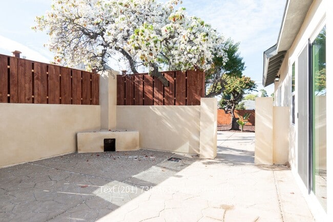 Building Photo - 4 Bedroom, 2 Bath House with Garage