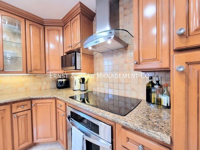 Building Photo - 2054 Pattiz Ave