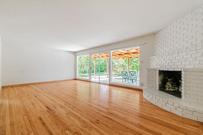 Building Photo - Classic Ranch Style Home in Top School Dis...