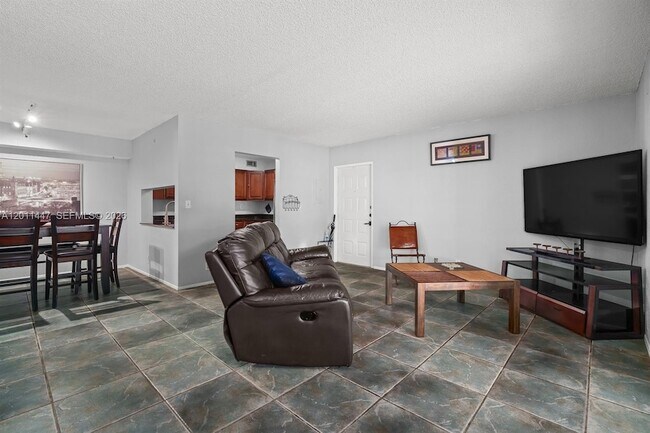 Building Photo - 3083 N Oakland Forest Dr