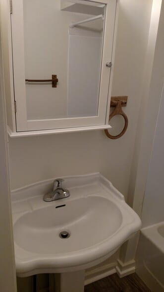 Building Photo - 121 College St