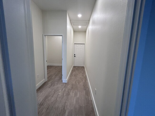 Building Photo - 3915 Rodeo Dr N