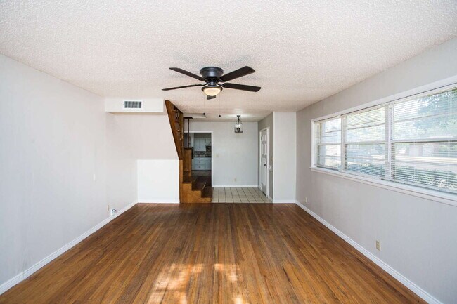 Building Photo - "Spacious 5-Bed Oasis with Granite Elegance & Hardwood Charm in Lubbock!"