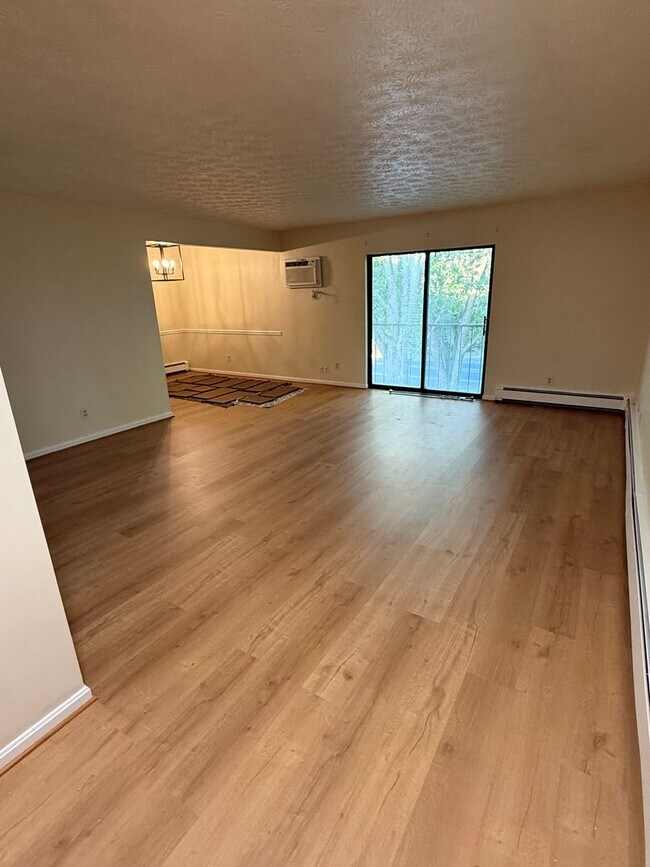 Building Photo - Remodeled, Canfield  2 Bedroom Apartment f...