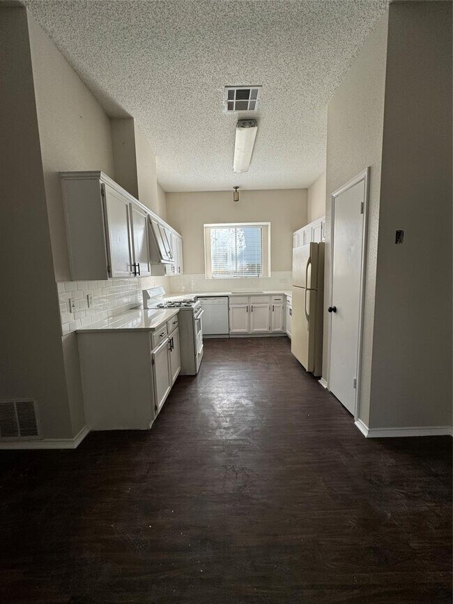 Building Photo - 2111 Castle View Dr