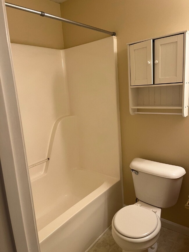 Building Photo - "Charming 2-Bedroom Townhouse with 2.5 Baths in Murfreesboro – Spacious 1,290 Sq Ft Living!"