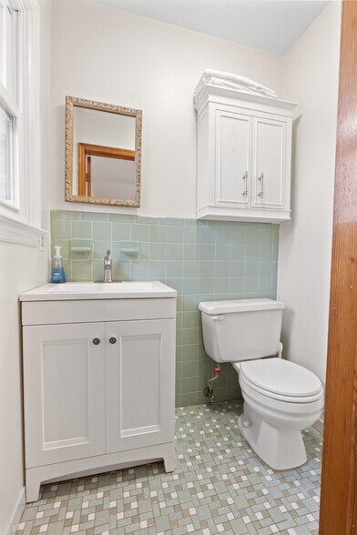Building Photo - 548 Downer St