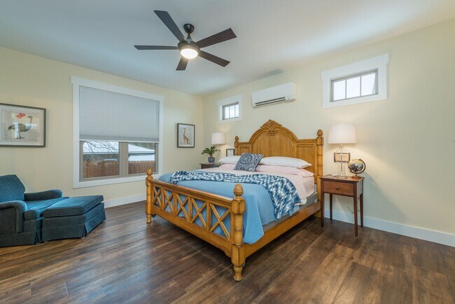 Building Photo - Black Mountain Rental!