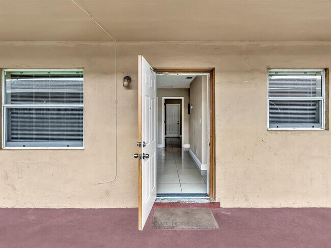 Building Photo - 705 SW 15th Ave