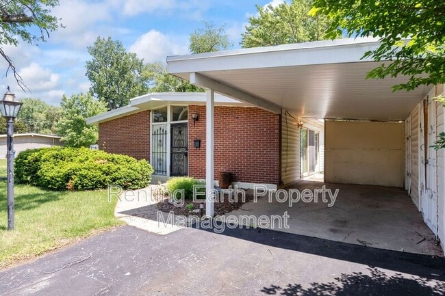 Building Photo - 6452 Evergreen Blvd