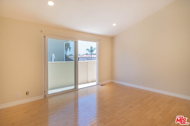 Building Photo - 480 N Robinwood Dr