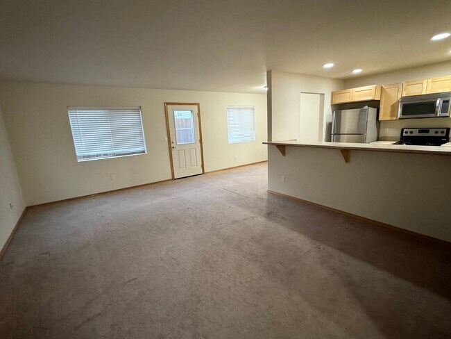 Building Photo - Newer Home in Summerset