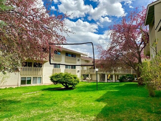 Building Photo - Available for immediate move in!! Remodele...