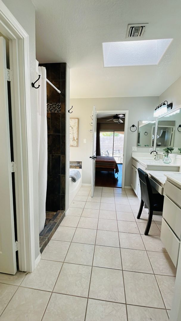 Building Photo - Fully furnished Rental Available Now