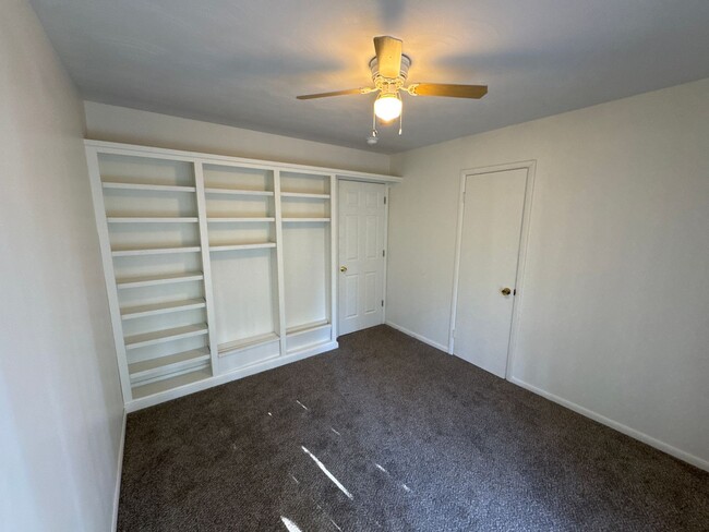Building Photo - Southwest 3 Bedroom with Unfinished Baseme...