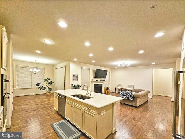 Building Photo - 3332 Burton Dr