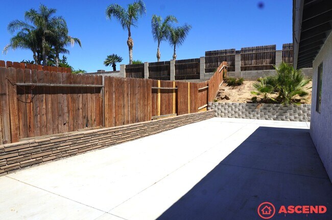 Building Photo - Cozy 3BD/2BA Home in Bakersfield's 93306 — Fully Equipped, Fireplace, Solar & All Pets Welcome!