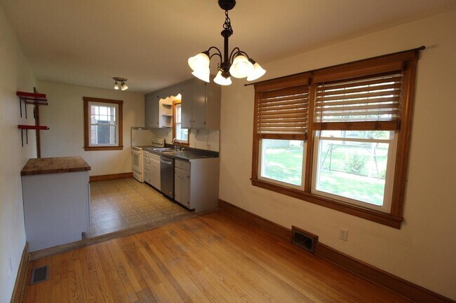 Building Photo - 103 Dinkel Ave