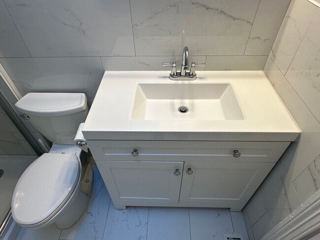Building Photo - 2 Bedroom 1.5 Bath Condo in Shaw Neighborhood, Backyard, Recently Renovated, Fabulous Modern Feat...