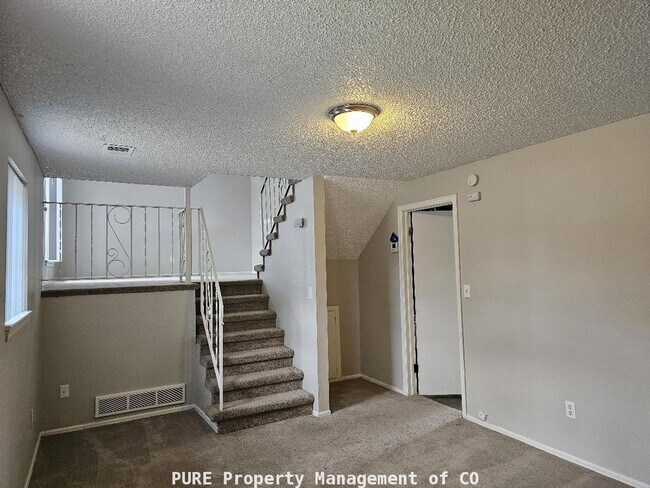 Building Photo - Tri-level home with central air and 1-car garage