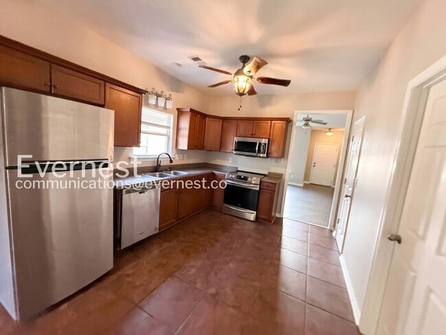Building Photo - 3-Bed/2-Bath Home with Fenced Yard/Available Now!