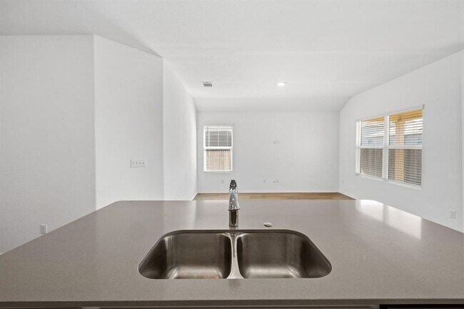 Building Photo - 215 Silver Springs Bend