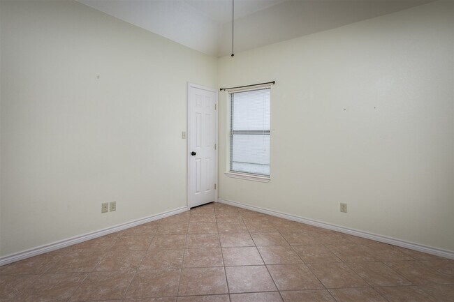 Building Photo - 901 Kings Way