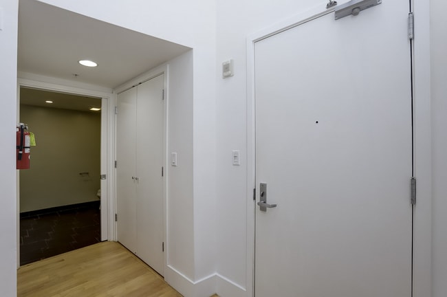 Building Photo - Luxurious Live/Work Loft in great DogPatch...