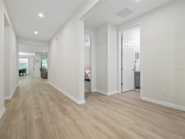 Building Photo - 73 Moana Ct E