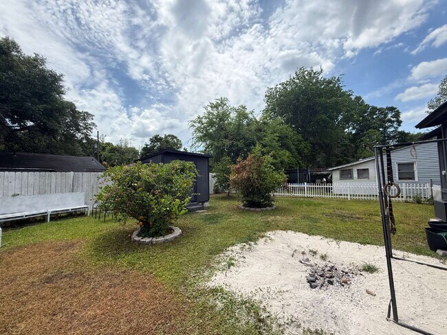 Building Photo - AVAILABLE EARLY JULY:  UPDATED 2 BEDROOM 1...