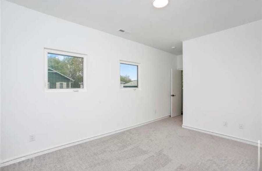 Building Photo - 2108 Roslyn Ave