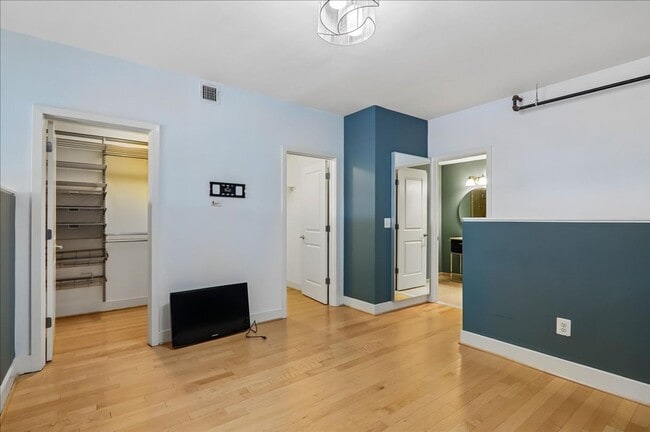 Building Photo - Unbeatable location, Contemporary 1 BD 1.5 BA in Adams Morgan with PARKING, private balcony and R...