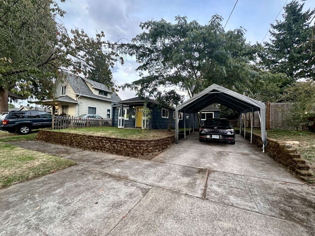 Building Photo - Portland Bungalow, Near Park, Easy Freeway Access