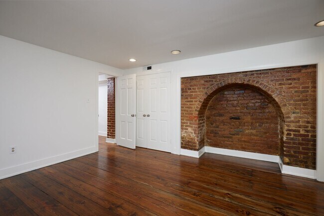 Building Photo - Large 1,126 sf 1BR/2BA with Den/Office Centrally Located in Georgetown