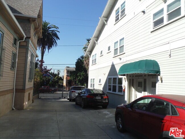 Building Photo - 1821 W 12th Pl