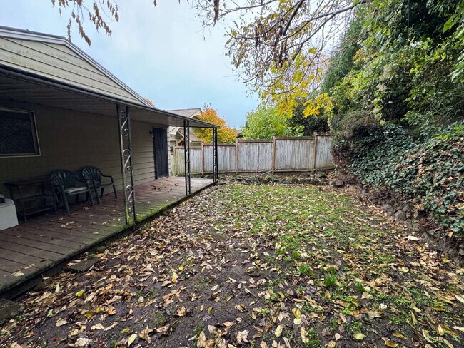 Building Photo - Three Bedroom Home Nestled in the Heart of...