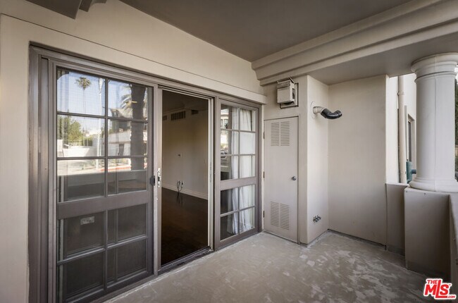 Building Photo - 851 N San Vicente Blvd