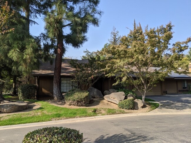 Building Photo - Spacious Bullard Area condo, recently upda...